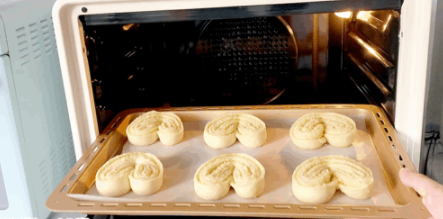 大人小孩都愛吃的軟綿拉絲椰蓉面包,心形造型,簡單易做